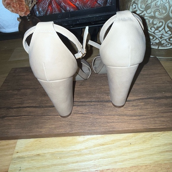 Just fab Tan Block Heel Sandals 3” heel - Picture 5 of 7